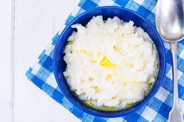 Kék tál rizs puding — Stock Fotó