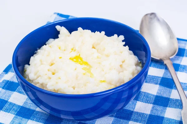 Pudim de arroz em uma tigela azul — Fotografia de Stock