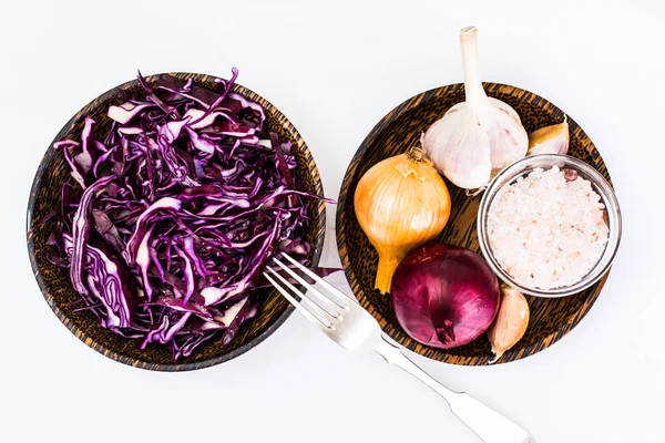 Salada de repolho vermelho com manteiga e temperos — Fotografia de Stock