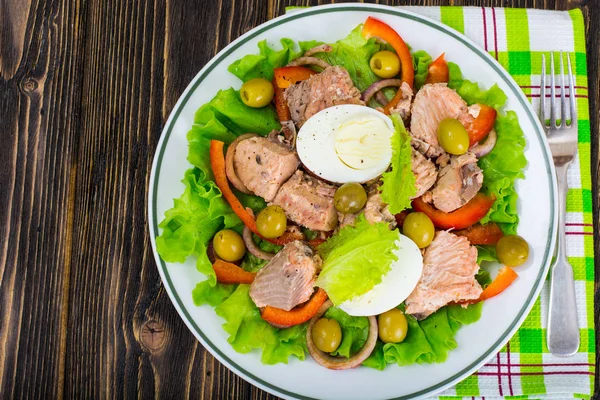 Ensalada de pescado con salmón y huevo —  Fotos de Stock