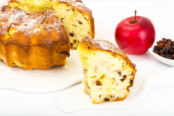 Торт з яблуками, грушами та родзинками — стокове фото