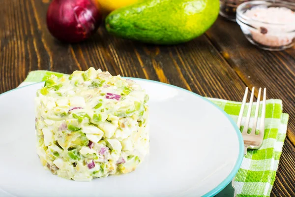 Салат с авокадо и яйцом — стоковое фото