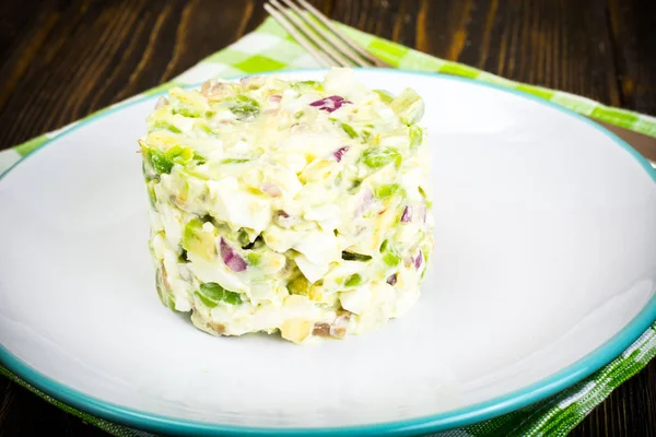 Салат с авокадо и яйцом — стоковое фото