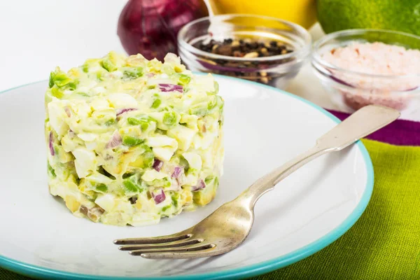 Salada com abacate, ovos cozidos, cebola vermelha e maionese — Fotografia de Stock