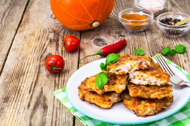 Tavuk, biber ve kabak ile sebze Beşamel sos