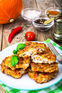 Tavuk, biber ve kabak ile sebze Beşamel sos