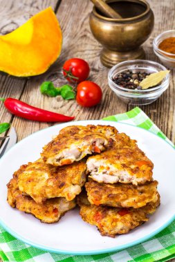 Tavuk, biber ve kabak ile sebze Beşamel sos