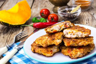 Tavuk, biber ve kabak ile sebze Beşamel sos