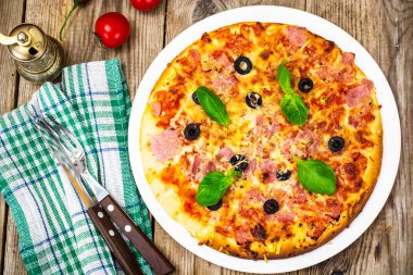 Pizza jambon, domates ve mozzarella ile