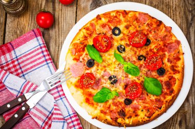 Pizza jambon, domates ve mozzarella ile