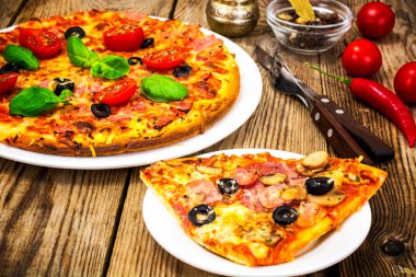 Pizza jambon, domates ve mozzarella ile