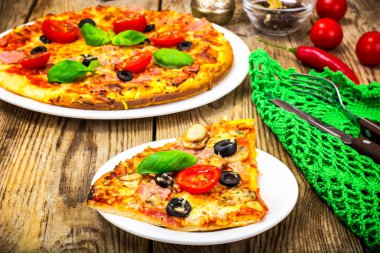 Pizza jambon, domates ve mozzarella ile