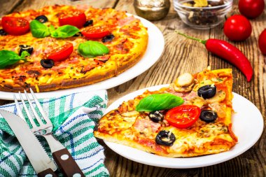 Pizza jambon, domates ve mozzarella ile