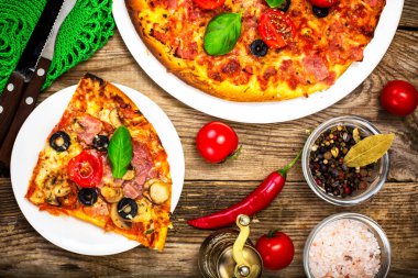 Pizza jambon, domates ve mozzarella ile