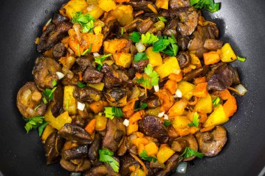 Kabak, kereviz ve mantar ile sebze güveç