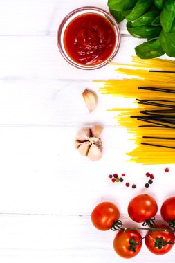Fesleğen, makarna beyaz zemin üzerine kırmızı kiraz domates
