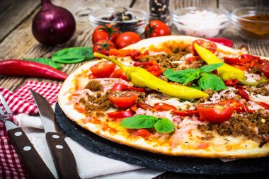 Rustik İtalyan Pizza üzerinde ince bir pasta ile kıyılmış domuz eti, jambon, Tom