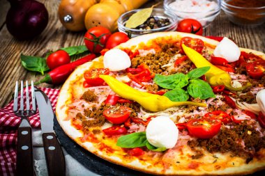 Rustik İtalyan Pizza üzerinde ince bir pasta ile kıyılmış domuz eti, jambon, Tom