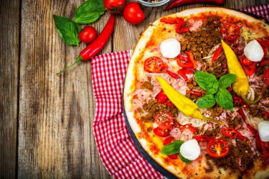 Rustik İtalyan Pizza üzerinde ince bir pasta ile kıyılmış domuz eti, jambon, Tom