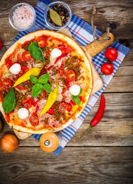 Rustik İtalyan Pizza üzerinde ince bir pasta ile kıyılmış domuz eti, jambon, Tom