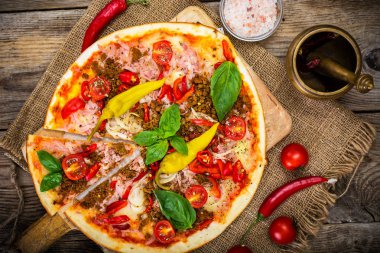 Rustik İtalyan Pizza üzerinde ince bir pasta ile kıyılmış domuz eti, jambon, Tom