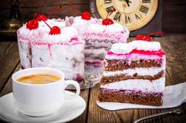 Kahve, pasta kreması ve vişne ile fincan