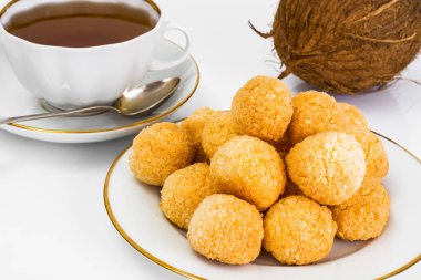 Hassas ufalanan Hindistan cevizi bisküvi