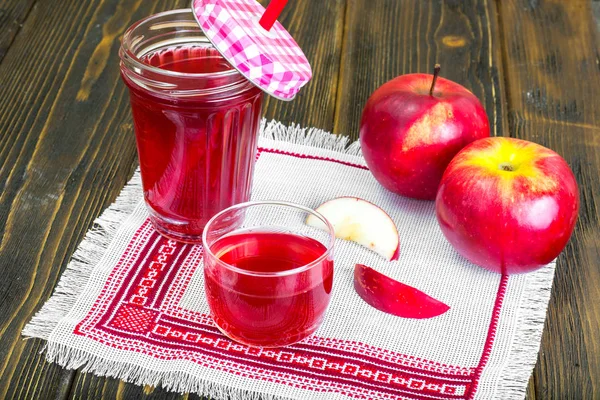 Zumo de manzana de manzanas frescas maduras — Foto de Stock