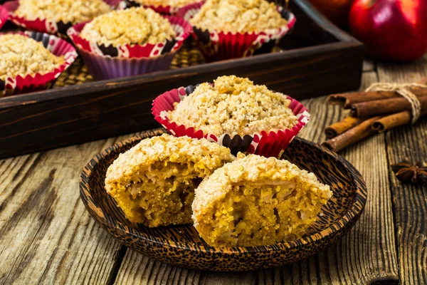 Muffins aromatizados com abóbora e maçã — Fotografia de Stock