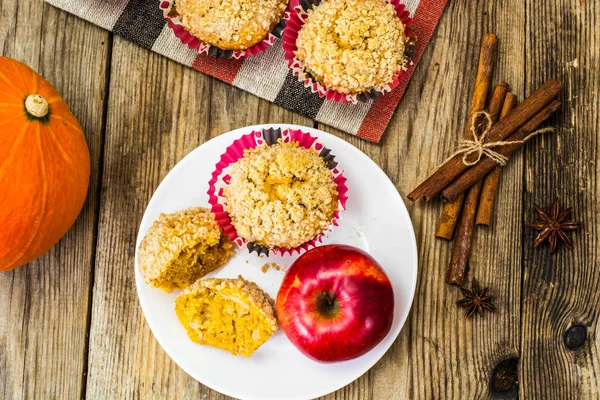 Flavored muffins with pumpkin and apple — Stock Photo, Image