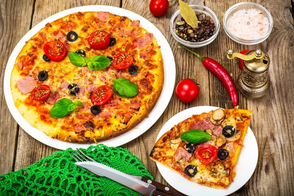 Pizza jambon, domates ve mozzarella ile