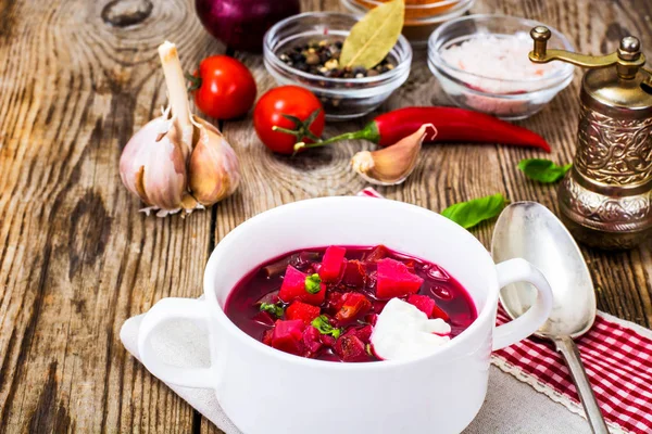 Nahrung ohne Fleisch. Vegetarische Gemüsesuppe mit Roter Bete — Stockfoto