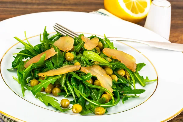 Salad with Arugula, Peas, Jerked Chicken, Mix of Peppers and Veg — Stock Photo, Image