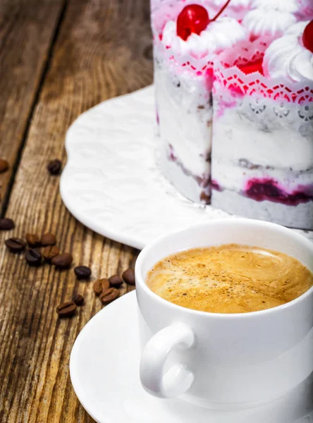 Koffie, Cake met room en kersen — Stockfoto