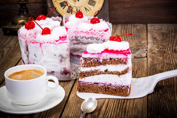 Kopje koffie, Cake met room en kersen — Stockfoto