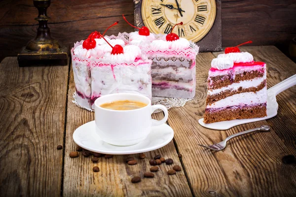 Kopje koffie, Cake met room en kersen — Stockfoto