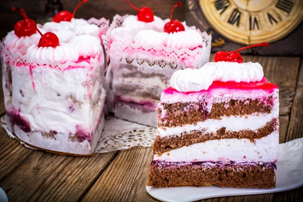 Taza de café, pastel con crema y cereza —  Fotos de Stock