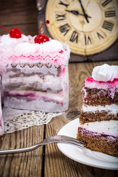 Taza de café, pastel con crema y cereza —  Fotos de Stock