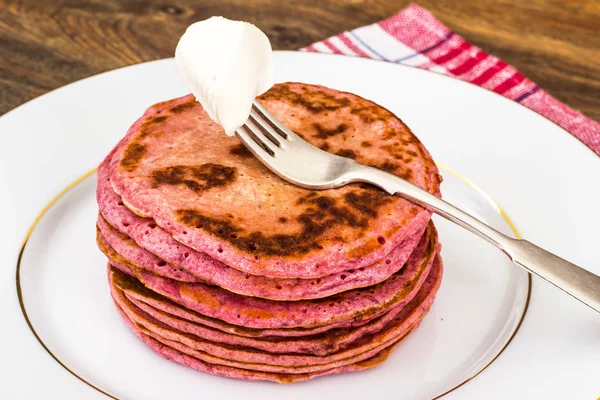 Pancake con le barbabietole. Alimenti dietetici — Foto Stock