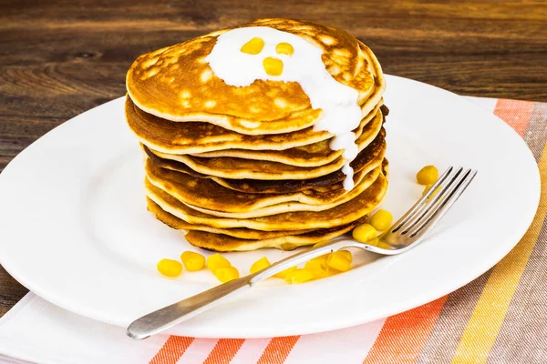 Leckere Pfannkuchen stapeln sich mit Mais — Stockfoto