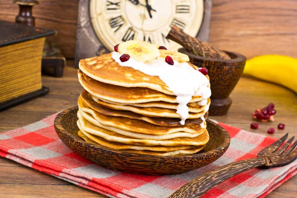 Pancake dengan pisang, delima dan krim asam — Stok Foto