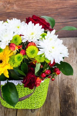Yeşil hasır sepet o taze çiçek çiçek aranjman