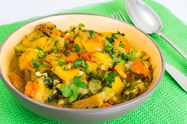 Köri ve baharat ile vejetaryen ızgara sebze