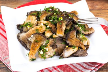 Kızarmış istiridye mantar