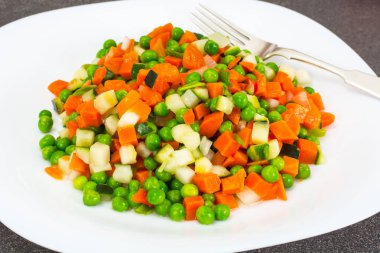 Yahni, kereviz, havuç, bezelye, tatlı biber ve domates