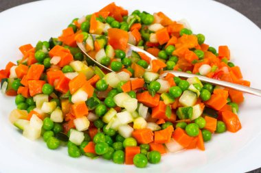 Yahni, kereviz, havuç, bezelye, tatlı biber ve domates