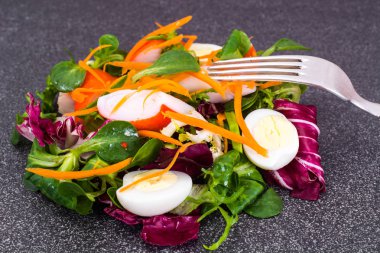 Hindiba, hindiba, Yengeç sopa ve bıldırcın E Frise mısır salatası