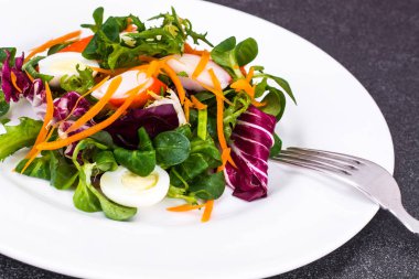 Hindiba, hindiba, Yengeç sopa ve bıldırcın E Frise mısır salatası