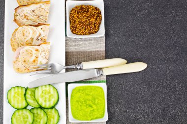 Omlet, et ve mantarlı tavuk dolması