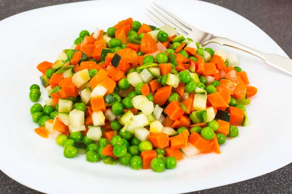 Yahni, kereviz, havuç, bezelye, tatlı biber ve domates